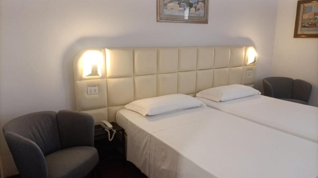 Postel nebo postele na pokoji v ubytování Hotel Delta Florence