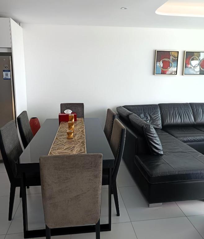 Posezení v ubytování Twin Sands Resort Penthouse
