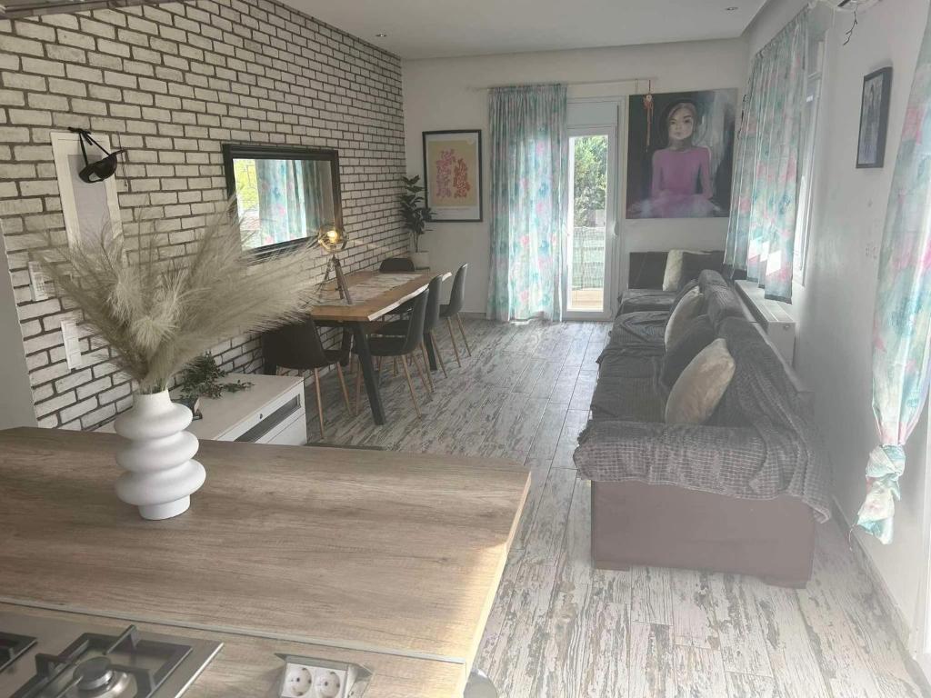 Posezení v ubytování Flat in Makrygialos