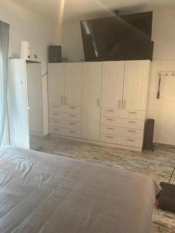 Postel nebo postele na pokoji v ubytování Flat in Makrygialos