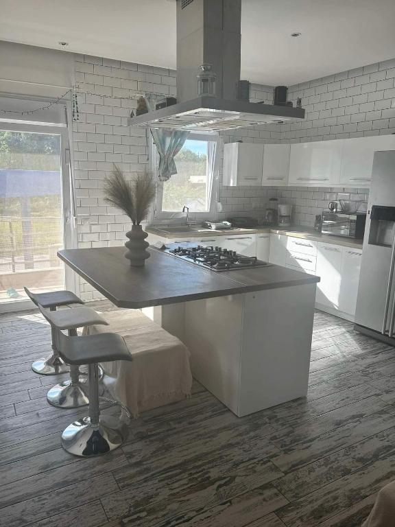 Kuchyň nebo kuchyňský kout v ubytování Flat in Makrygialos
