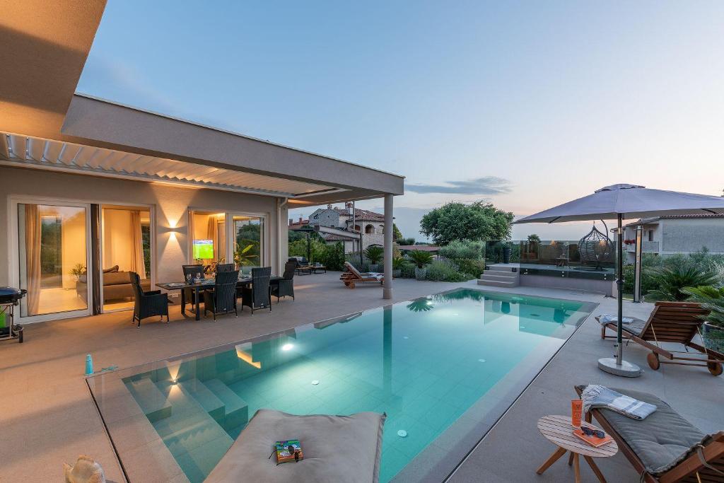Exquisite Villa mit Panoramablick aufs Meer, Salzwasserpool mit Gegenstromanlage, BBQ