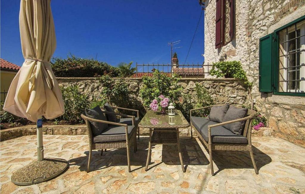 Αίθριο ή υπαίθριος χώρος στο Rustikales Steinhaus nur 300 Meter zum Strand mit Meerblick, Grill, Terrasse