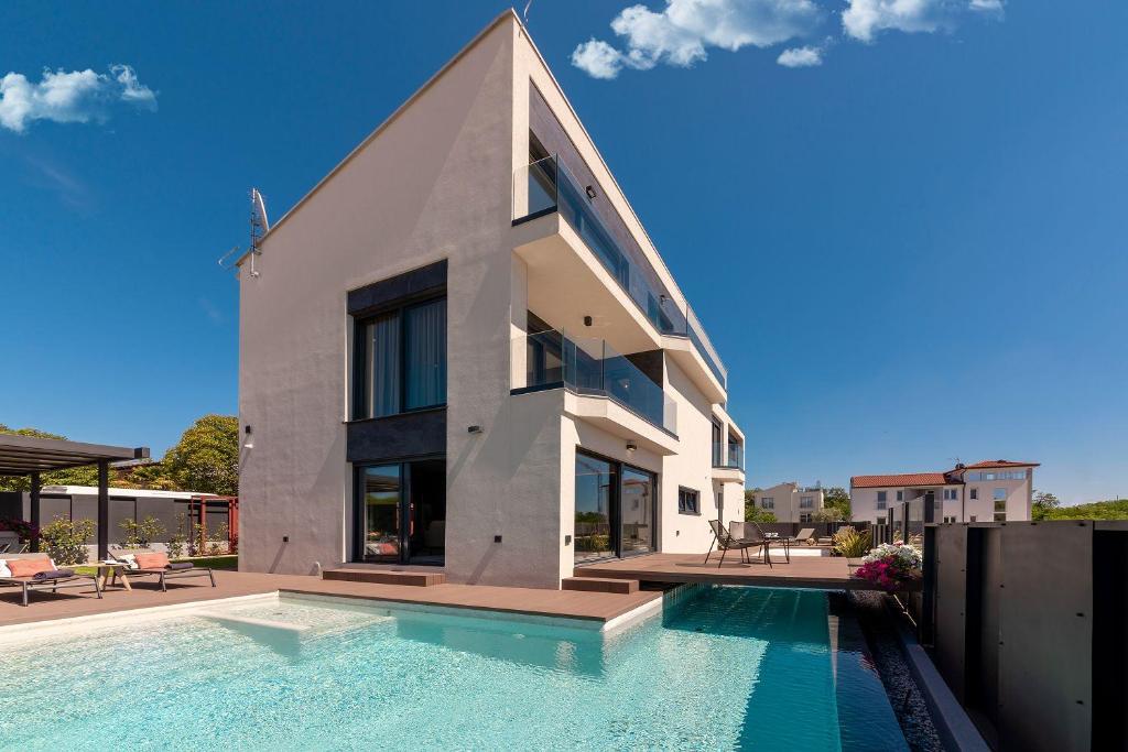 Noble strandnahe Villa mit Meerblick, Privatpool, Gym, nur 700 Meter zum Strand