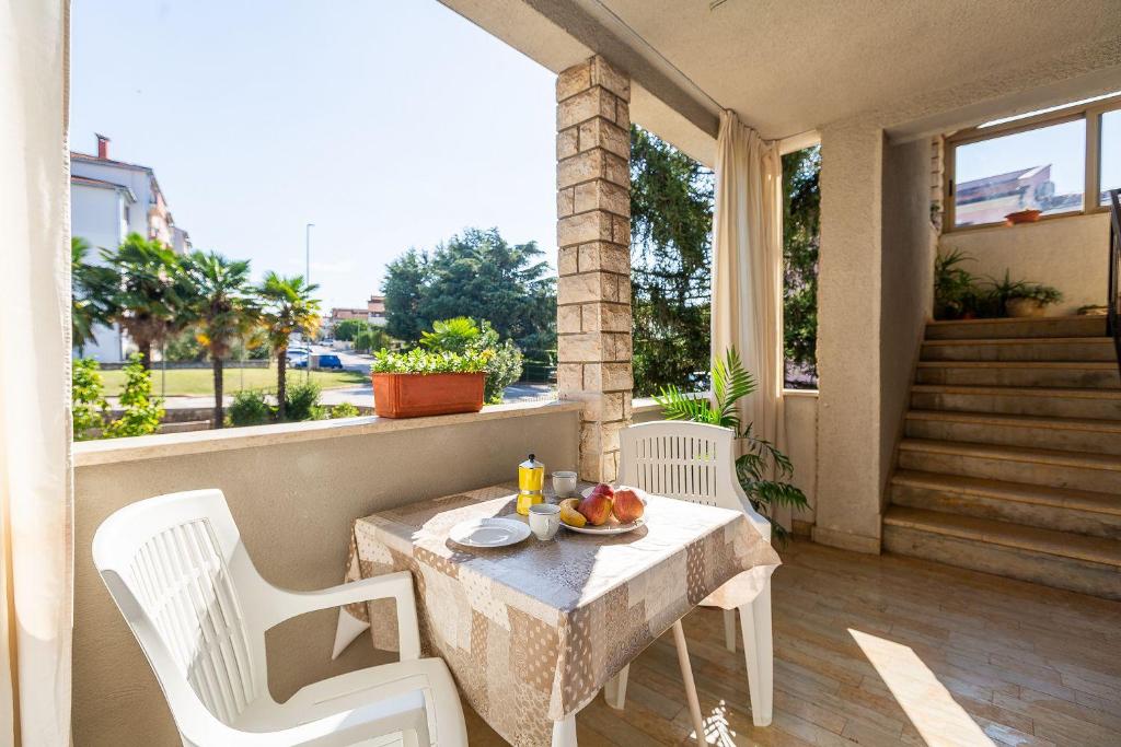 Komfortables Apartment wenige Minuten zur Altstadt von Porec und zum Strand mit Garten