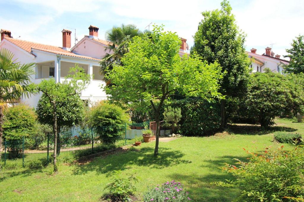 Helles Apartment nur 350 Meter zum Strand mit privatem Balkon und Meerblick