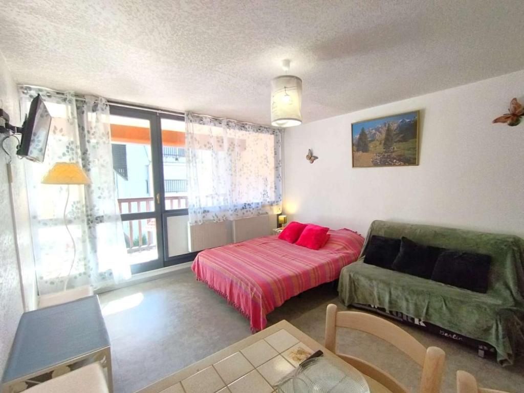 Appartement T2 avec Balcon pour 4 pers - Saint-Lary-Soulan - Sud-Est avec Parking et Casier à Ski - FR-1-457-332 في سانت لاري سولون: غرفة معيشة بها سرير وأريكة