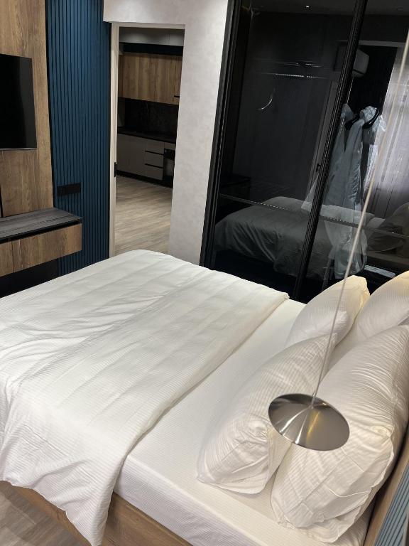 Postel nebo postele na pokoji v ubytování Firdavsi Building Center 4Rest Apartments
