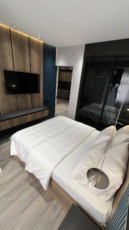 Postel nebo postele na pokoji v ubytování Firdavsi Building Center 4Rest Apartments