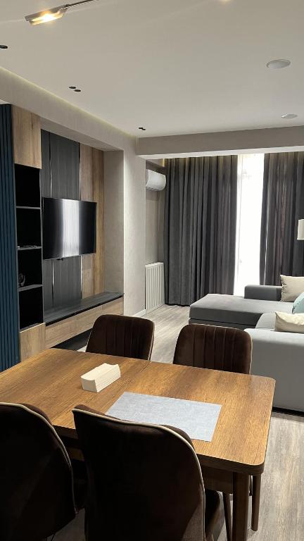 TV a/nebo společenská místnost v ubytování Firdavsi Building Center 4Rest Apartments