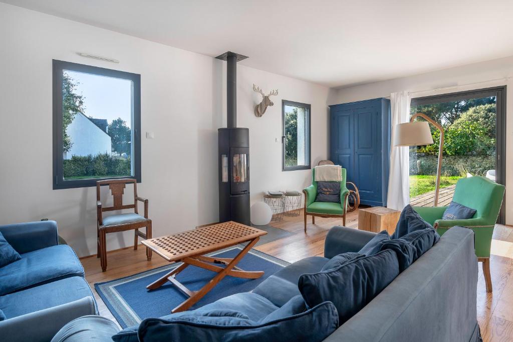 a living room with a blue couch and chairs at 200m plage, maison pour 6 adultes 4 enfants in Piriac-sur-Mer