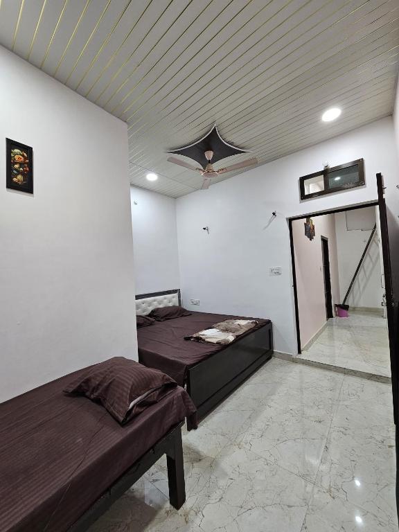 Postel nebo postele na pokoji v ubytování Shri Mahaveer Residency