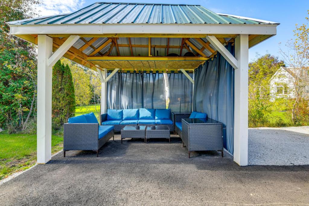 Posezení v ubytování Lake Champlain Fun Apt with Fire Pit and Large Yard!