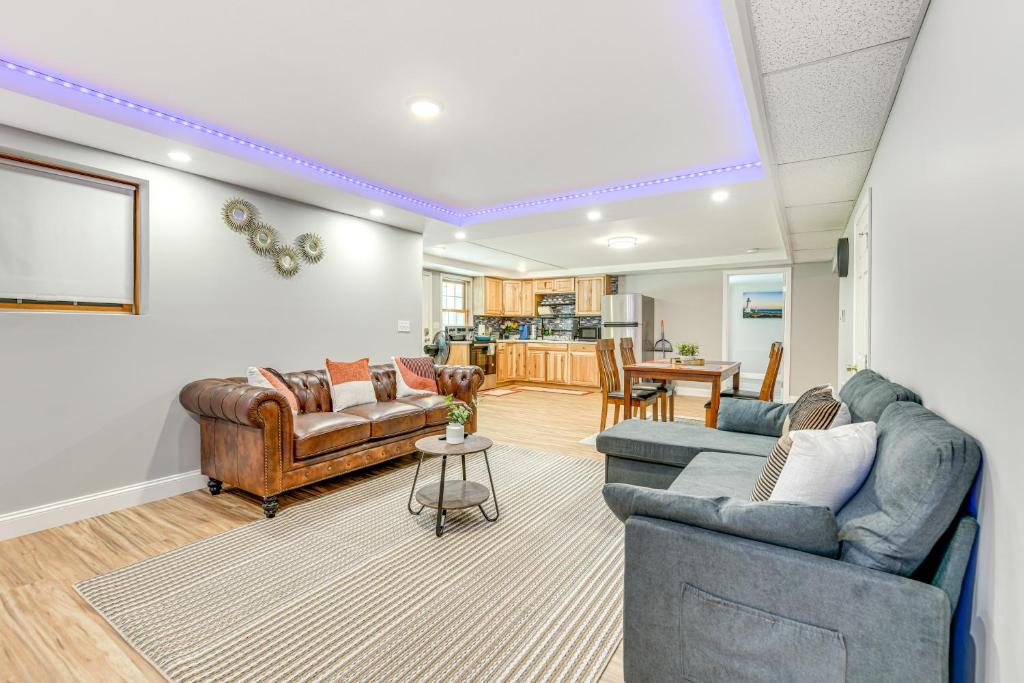Posezení v ubytování Lake Champlain Fun Apt with Fire Pit and Large Yard!