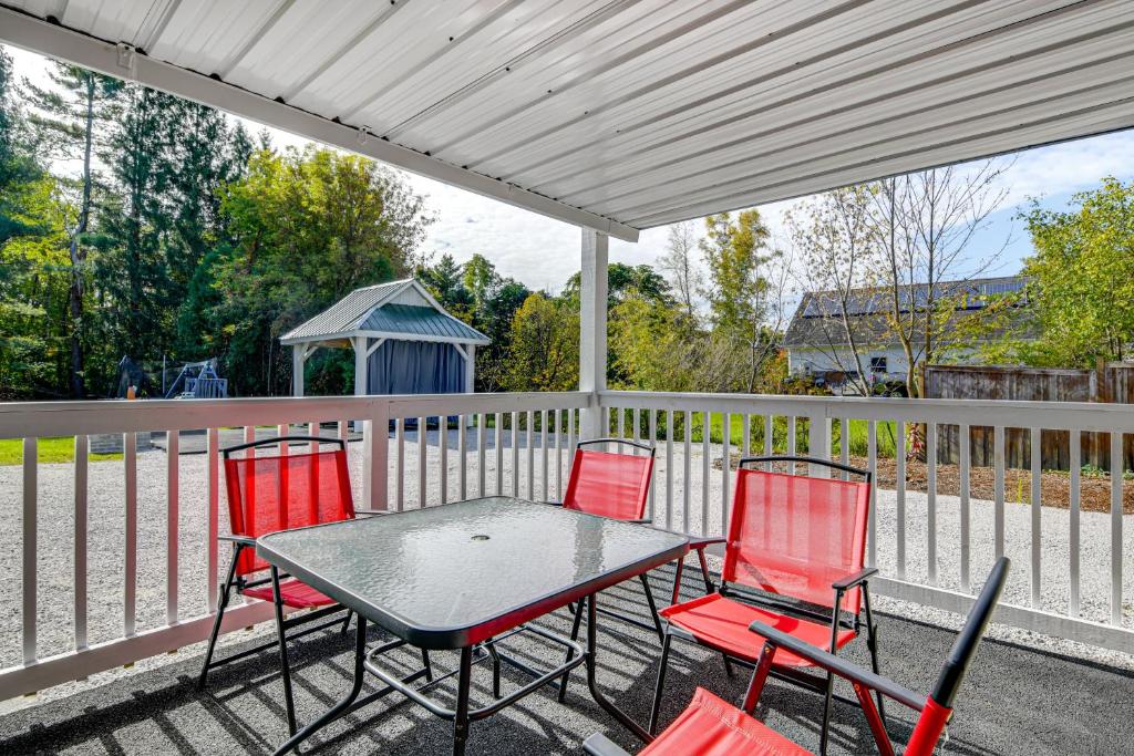 Fotografie z fotogalerie ubytování Lake Champlain Fun Apt with Fire Pit and Large Yard! v destinaci Essex Junction