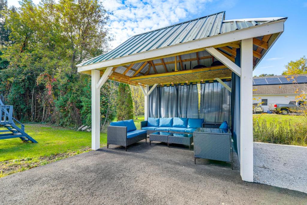 Zahrada ubytování Lake Champlain Fun Apt with Fire Pit and Large Yard!
