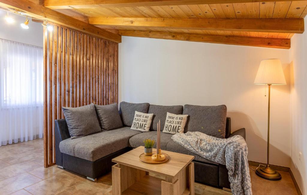 Część wypoczynkowa w obiekcie Lovely Home In Skicini With Wifi