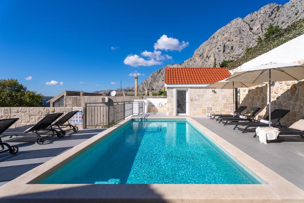 Bazén v ubytovaní New! Villa KING with private pool with hydromassage, 4 bedrooms, 3km from sea and town Omiš alebo v jeho blízkosti