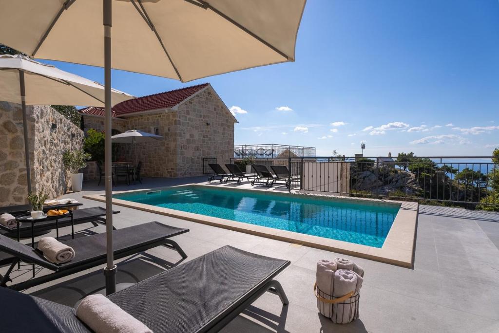 Bazén v ubytovaní New! Villa KING with private pool with hydromassage, 4 bedrooms, 3km from sea and town Omiš alebo v jeho blízkosti