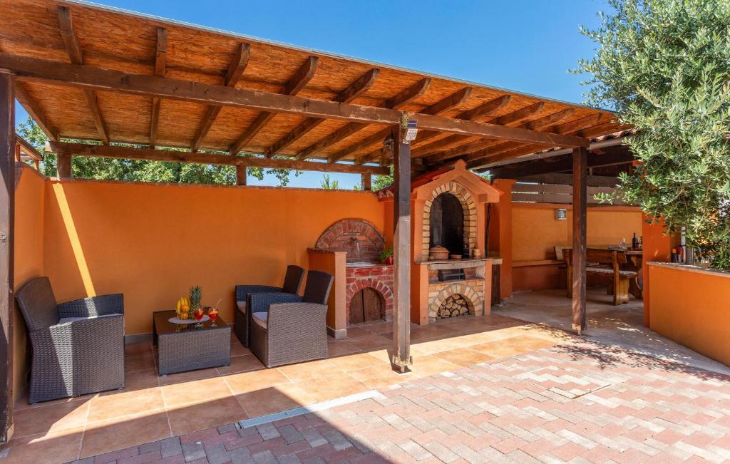 patio z drewnianą pergolą w obiekcie Lovely Home In Skicini With Wifi w mieście Juršići
