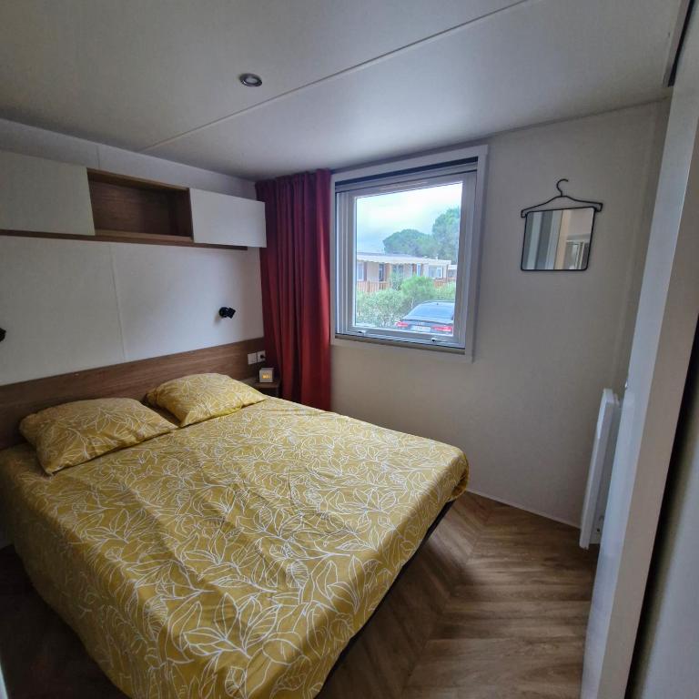 Posteľ alebo postele v izbe v ubytovaní Mobil home 6 à 8 personnes SANS Fun Pass