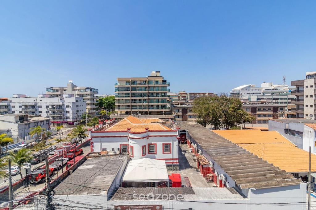 Blick auf eine Stadt mit Bahnhof in der Unterkunft Apto Aconchegante a 350m da Praia do Forte ECF0306 in Škorak