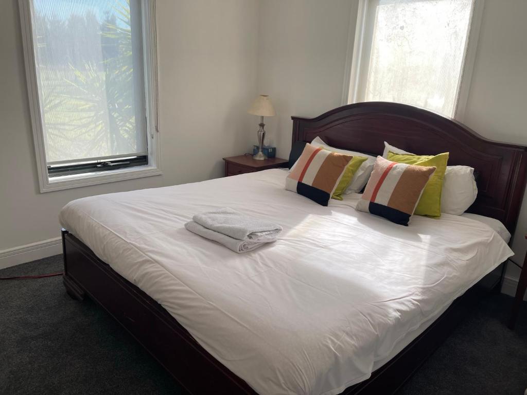 Oaklands Junction homes - Double Room With Shared Bathroom