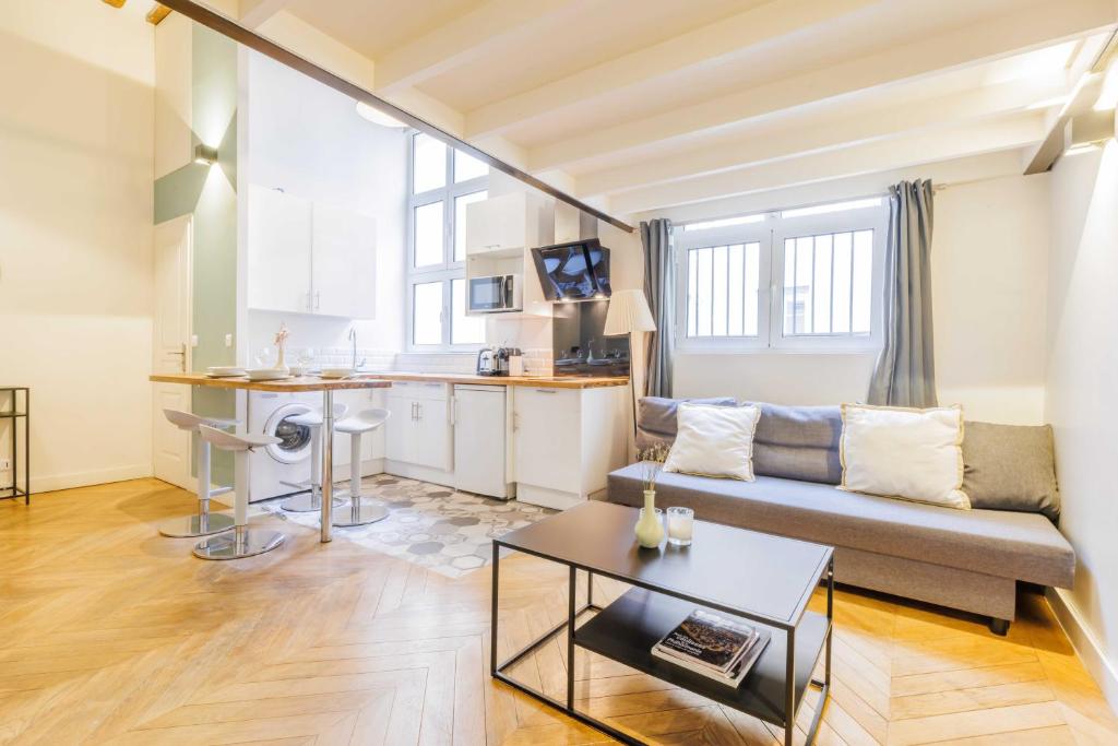 un salon avec un canapé et une table dans l'établissement Quiet apartment 1BR-4P - Quartier du Mail, à Paris