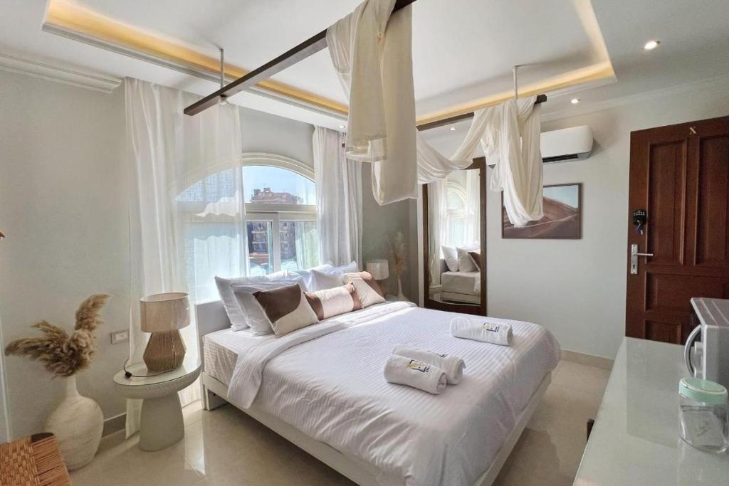 เตียงในห้องที่ Cleopatra Pyramids Elite