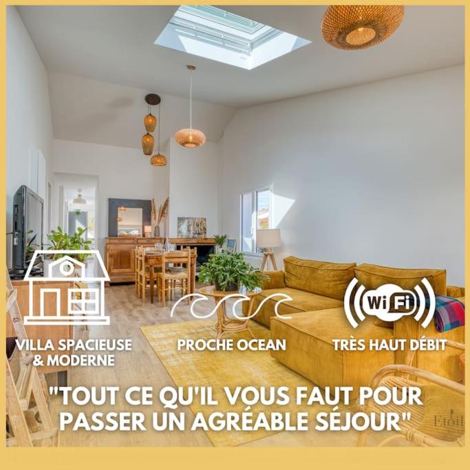 - un lit à baldaquin dans le salon avec un canapé dans l'établissement Maison familiale piscine chauffée Jardin d'Océan, à Bretignolles-sur-Mer