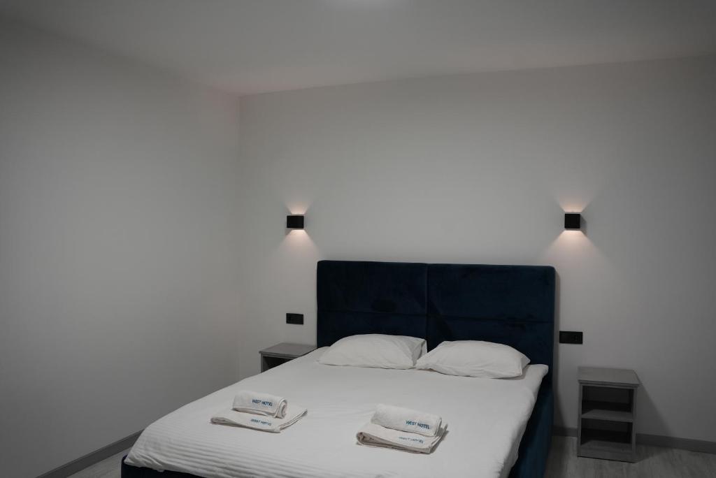 Ліжко або ліжка в номері West Hotel