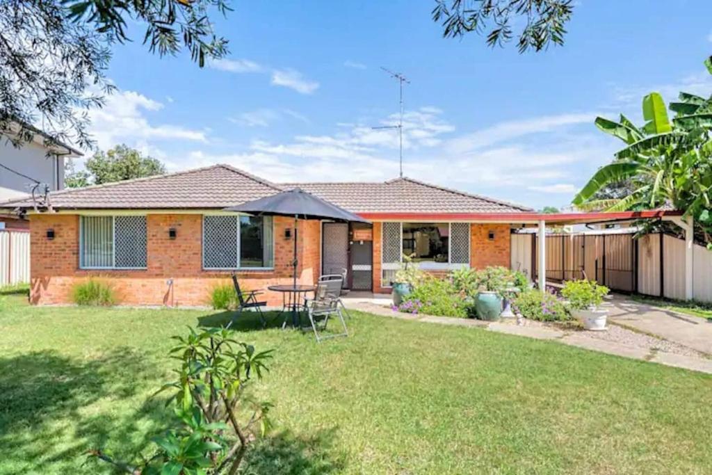 a house in the suburbs with a yard at Cheerful 3 Bedroom House With Free Parking in Kingswood