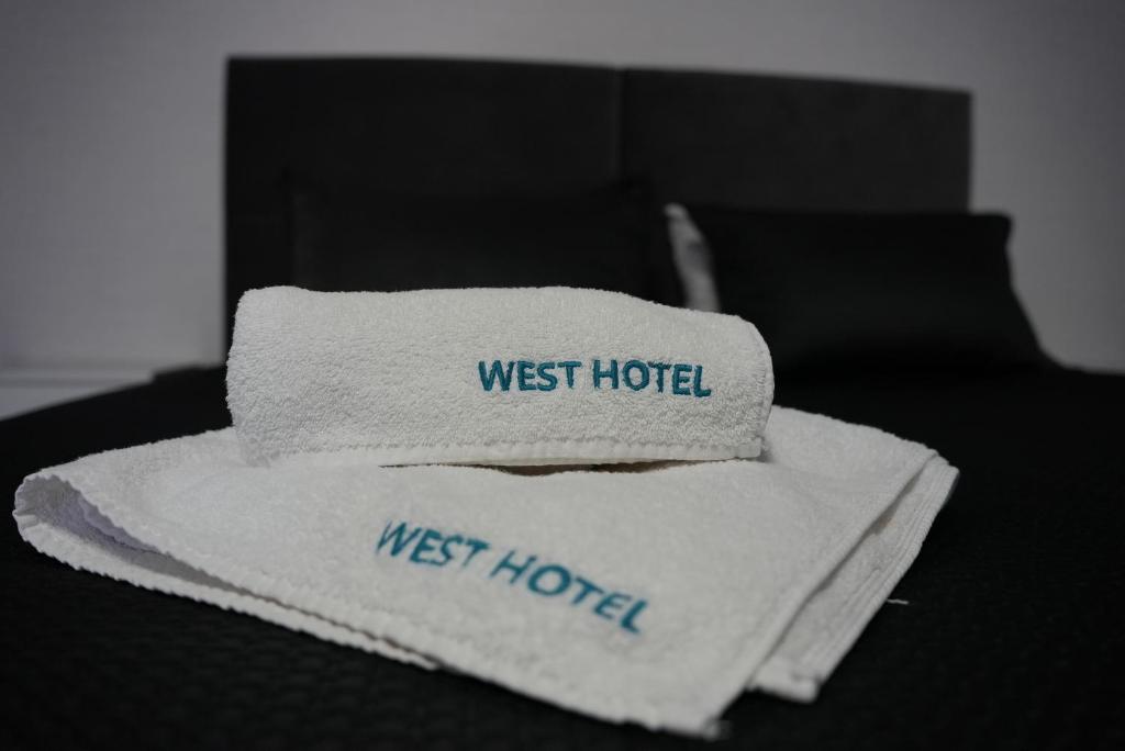 Ліжко або ліжка в номері West Hotel