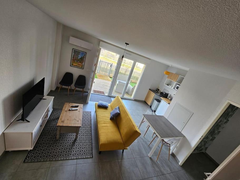 TV a/nebo společenská místnost v ubytování Appartement duplex Mimizan plage