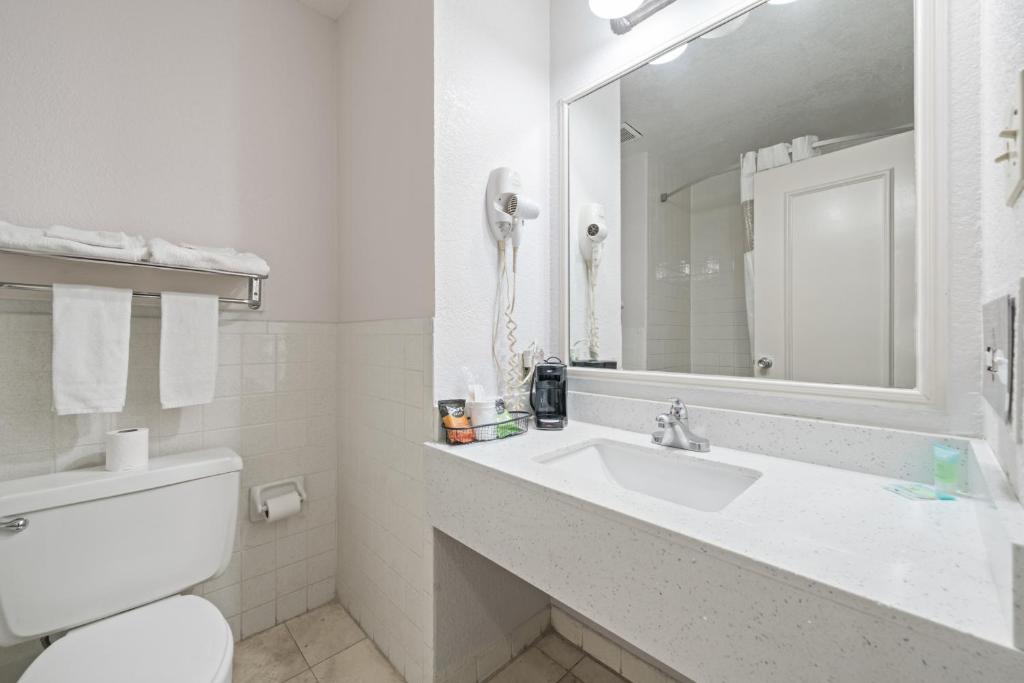 Koupelna v ubytování Americas Best Value Inn & Suites Brenham