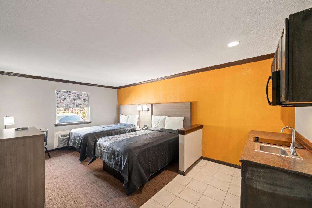 Postel nebo postele na pokoji v ubytování Americas Best Value Inn & Suites Brenham