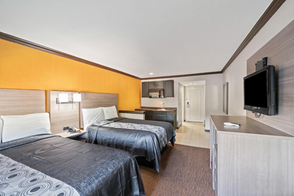 Postel nebo postele na pokoji v ubytování Americas Best Value Inn & Suites Brenham