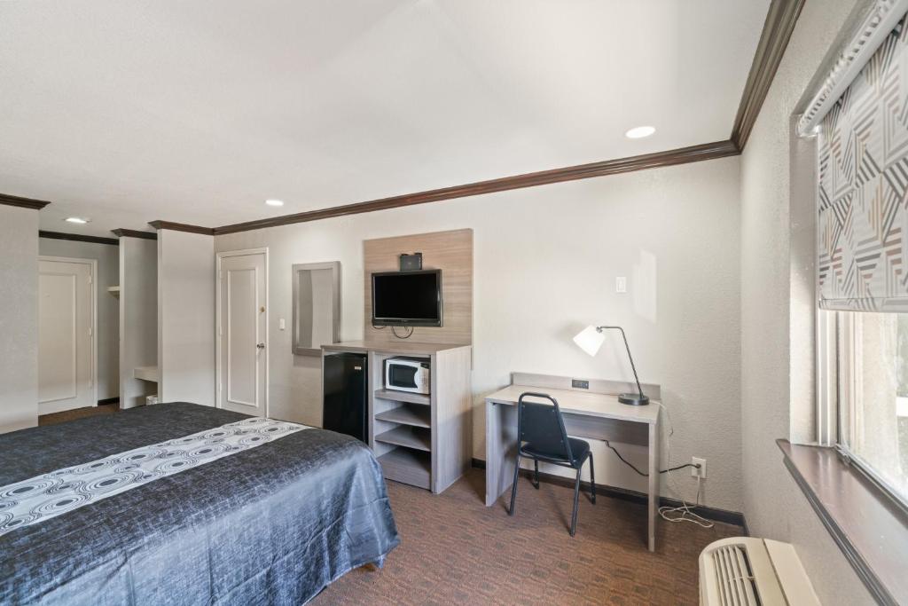 Postel nebo postele na pokoji v ubytování Americas Best Value Inn & Suites Brenham