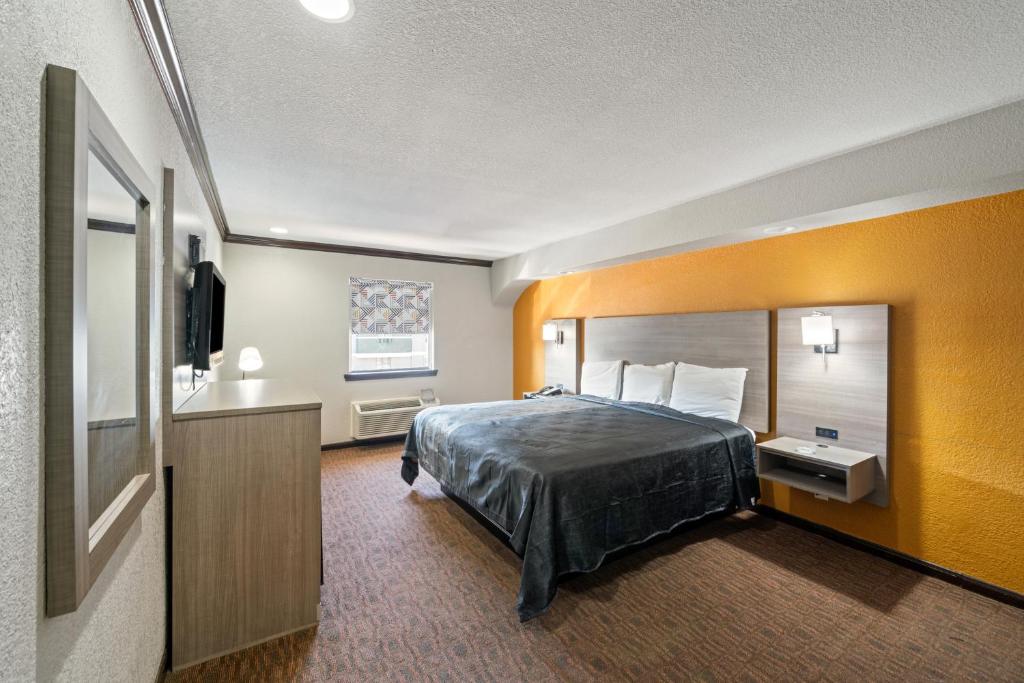 Postel nebo postele na pokoji v ubytování Americas Best Value Inn & Suites Brenham