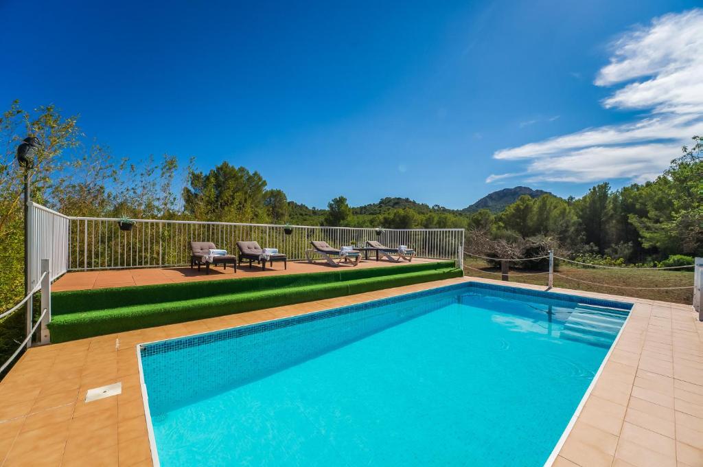 basen w ogrodzie obok ogrodzenia w obiekcie Ideal Property Mallorca - Can Caragol Font de Sa Cala w mieście Capdepera