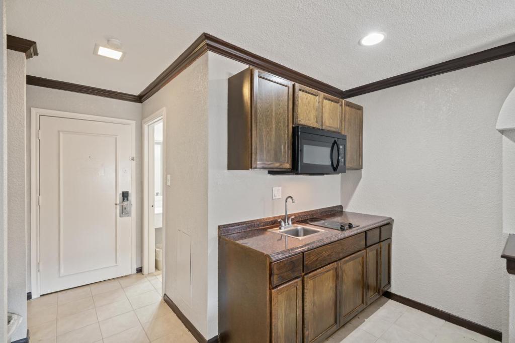 Kuchyň nebo kuchyňský kout v ubytování Americas Best Value Inn & Suites Brenham