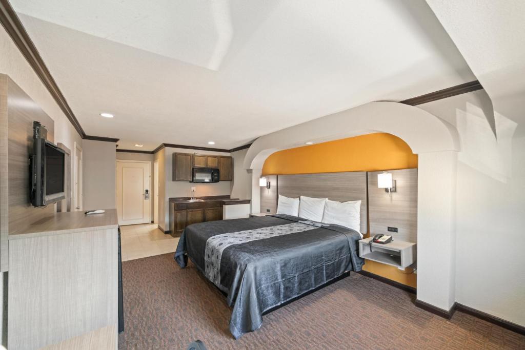 Postel nebo postele na pokoji v ubytování Americas Best Value Inn & Suites Brenham