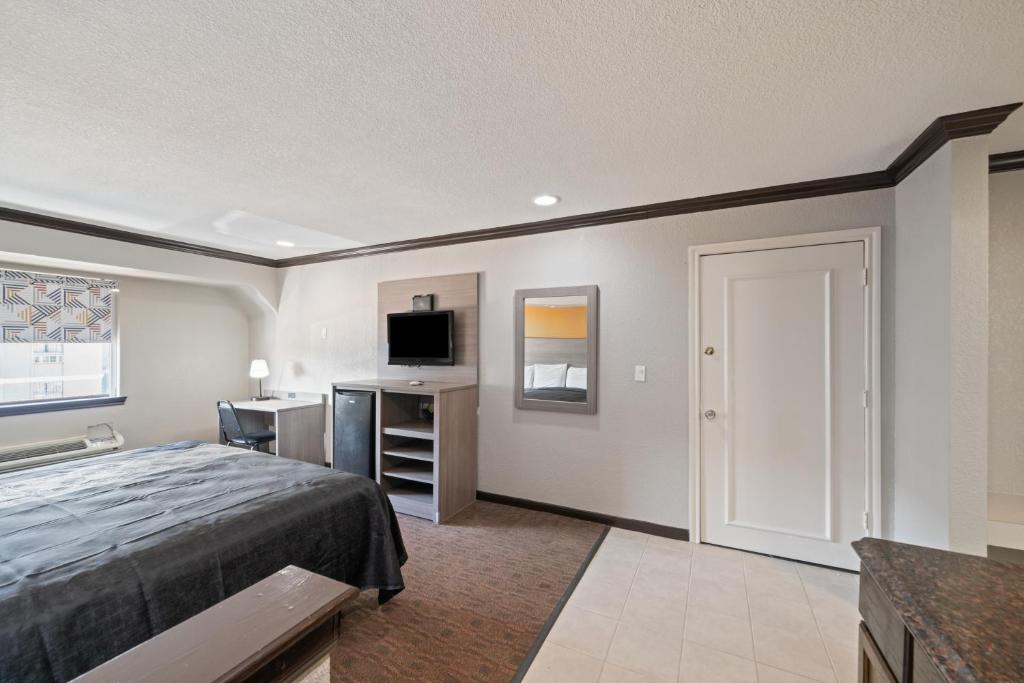 Postel nebo postele na pokoji v ubytování Americas Best Value Inn & Suites Brenham