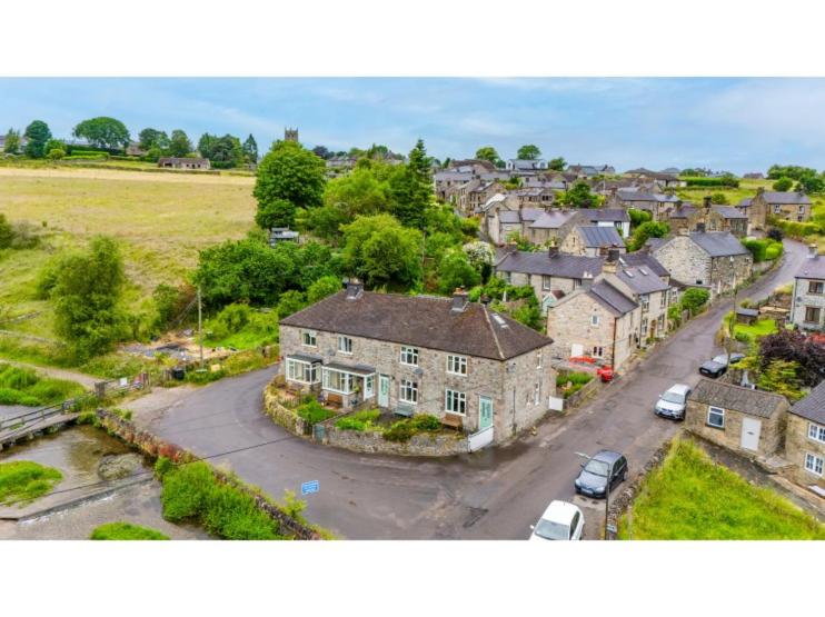eine Luftansicht eines großen Hauses in einer Stadt in der Unterkunft Kingfisher Cottage in Youlgreave