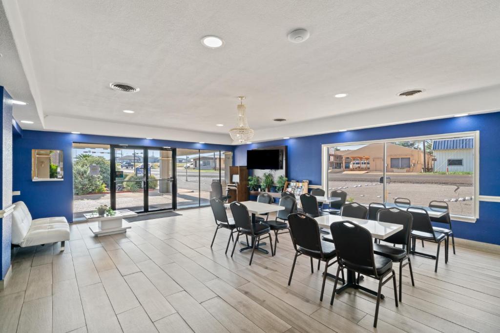 TV a/nebo společenská místnost v ubytování Americas Best Value Inn & Suites Brenham