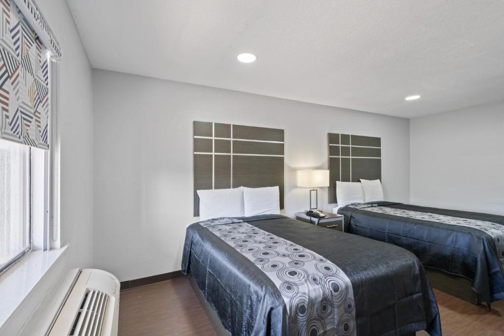 Postel nebo postele na pokoji v ubytování Americas Best Value Inn & Suites Brenham