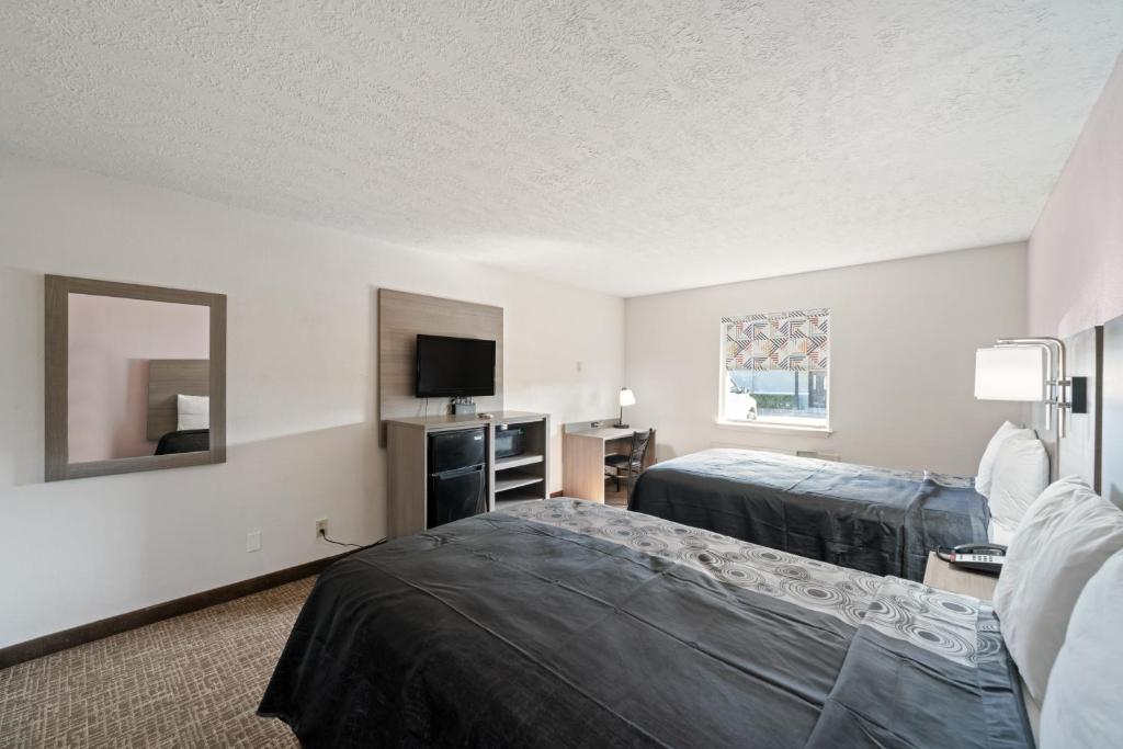 Postel nebo postele na pokoji v ubytování Americas Best Value Inn & Suites Brenham