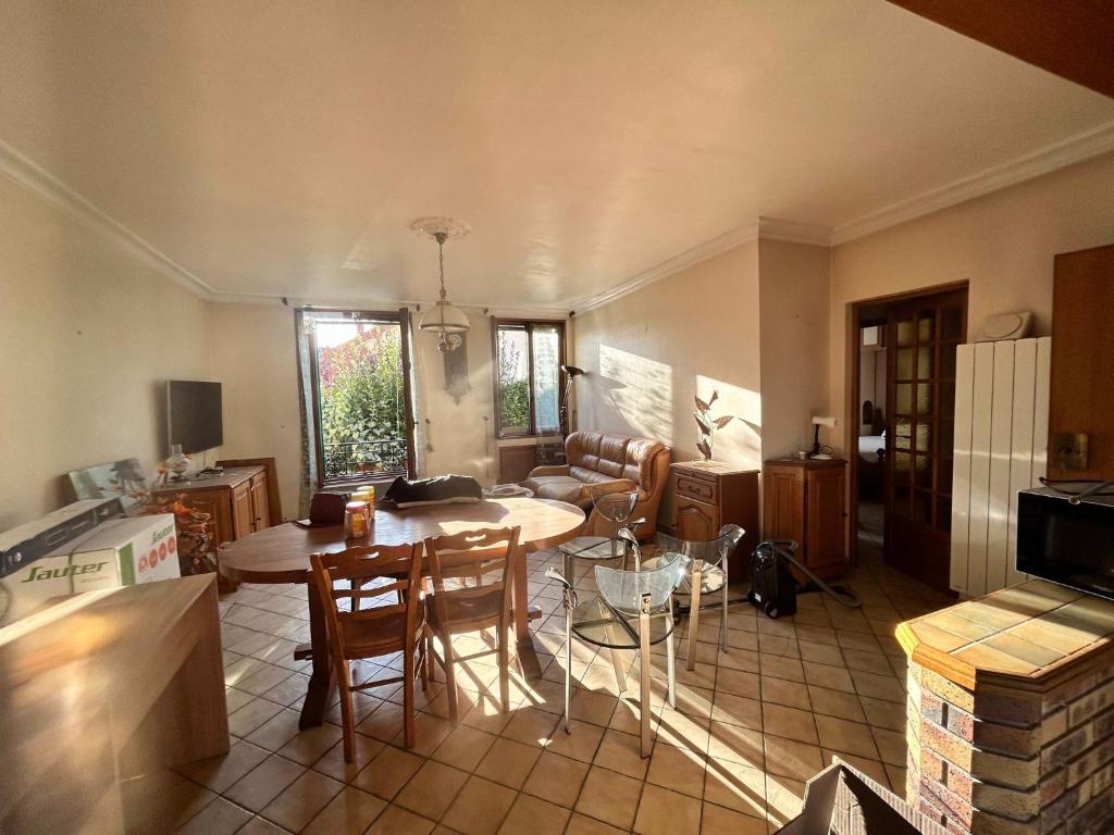 TV a/nebo společenská místnost v ubytování Belle F3 L'Hays les roses