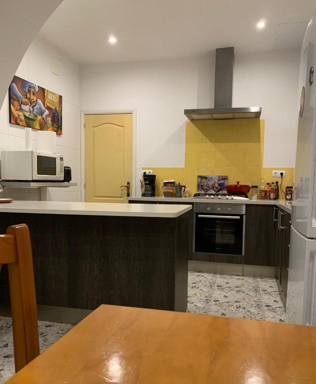 y cocina con fogones y microondas. en Hostal Casa Michaels, en Móra d'Ebre