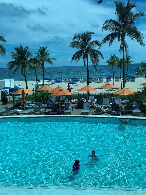 Bazén v ubytování B Ocean Resort Fort Lauderdale Beach nebo v jeho okolí